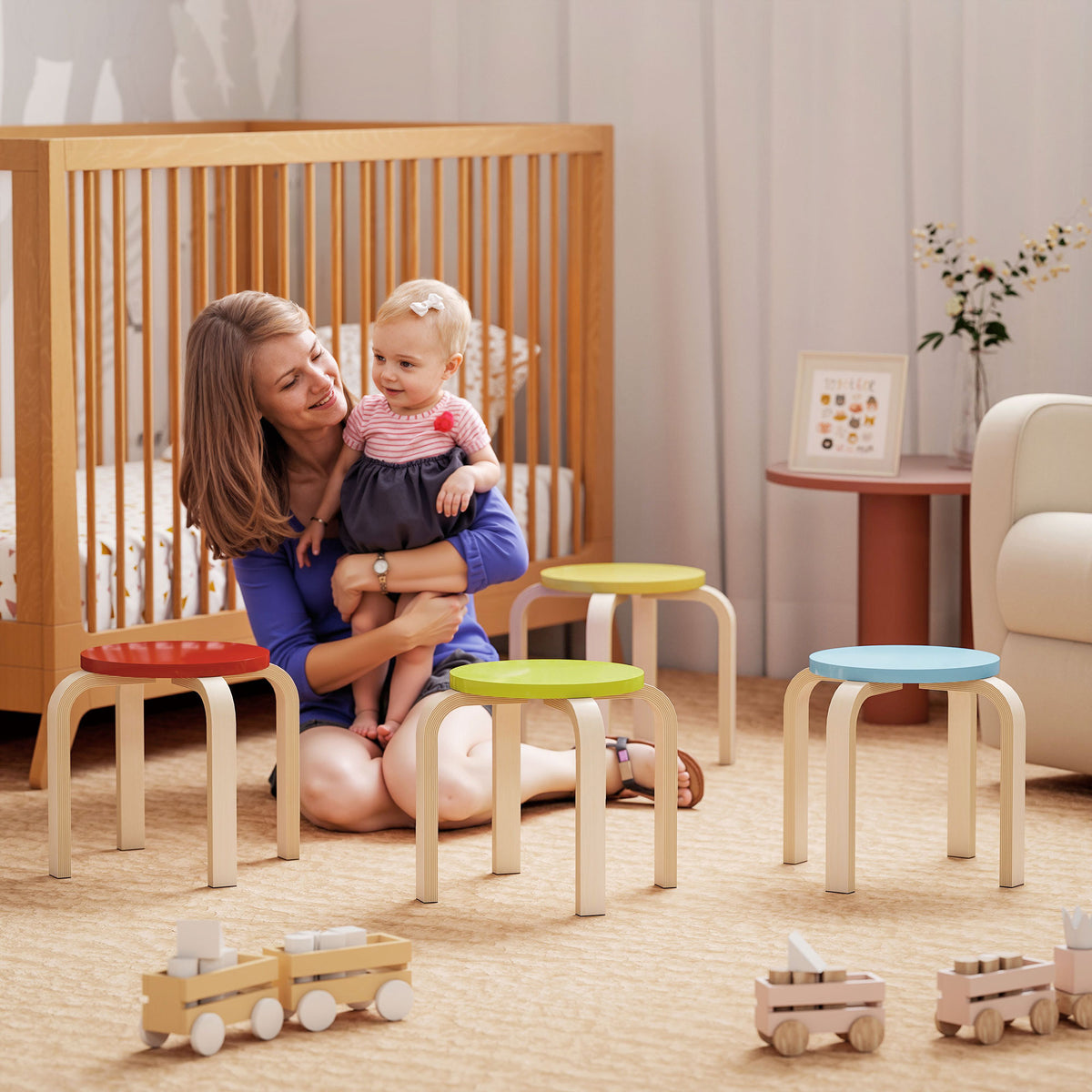4 stapelbare Holzhocker mit Filzfußpads