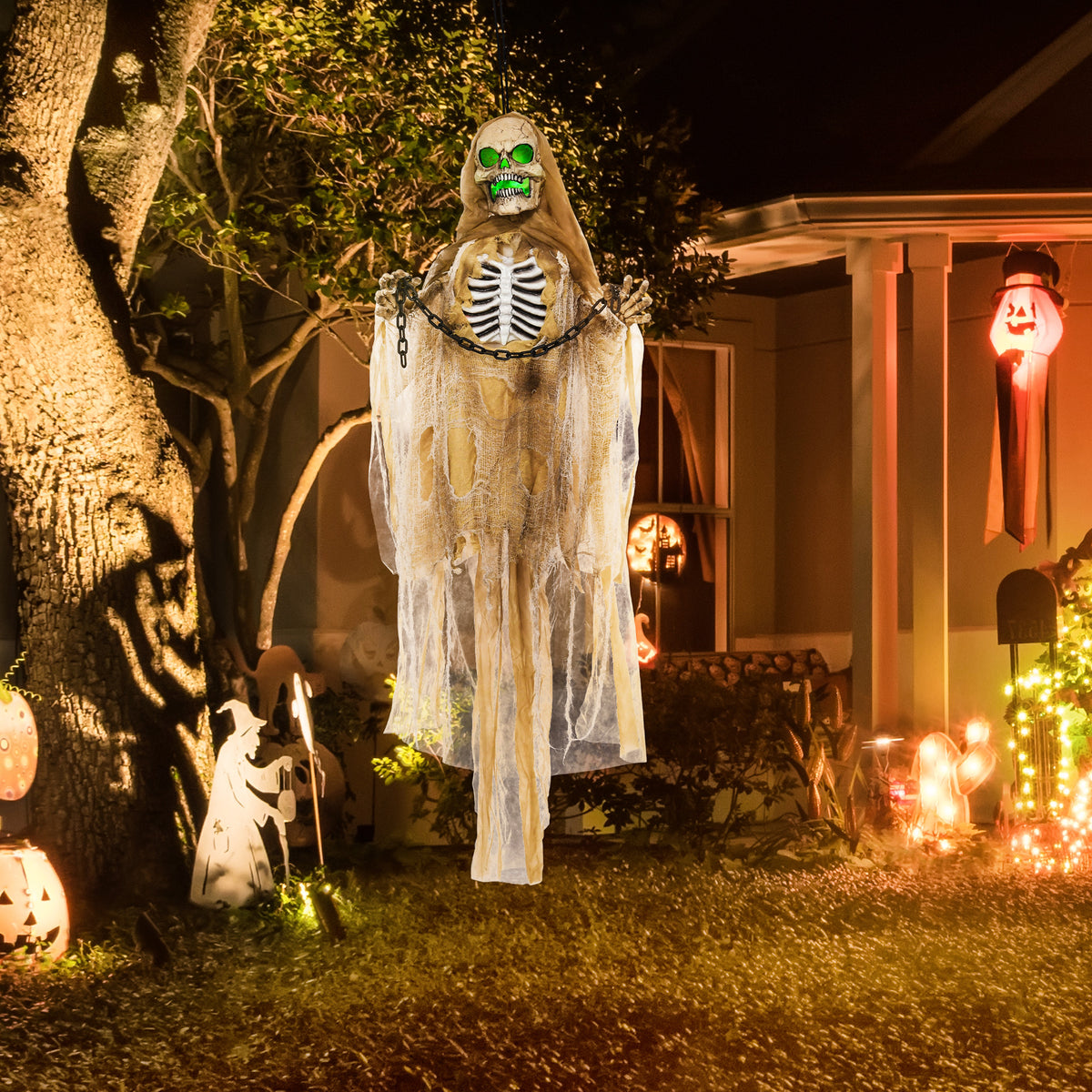 Hängende Halloween-Figuren mit Skeletten und Geistern