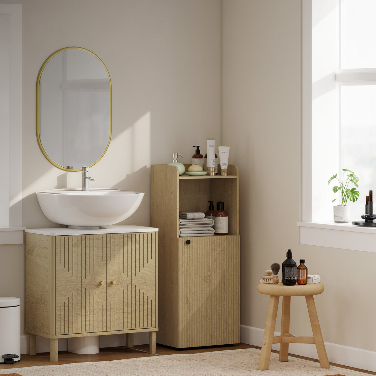 Badezimmerschrank mit offenem Fach und verstellbarem Regal