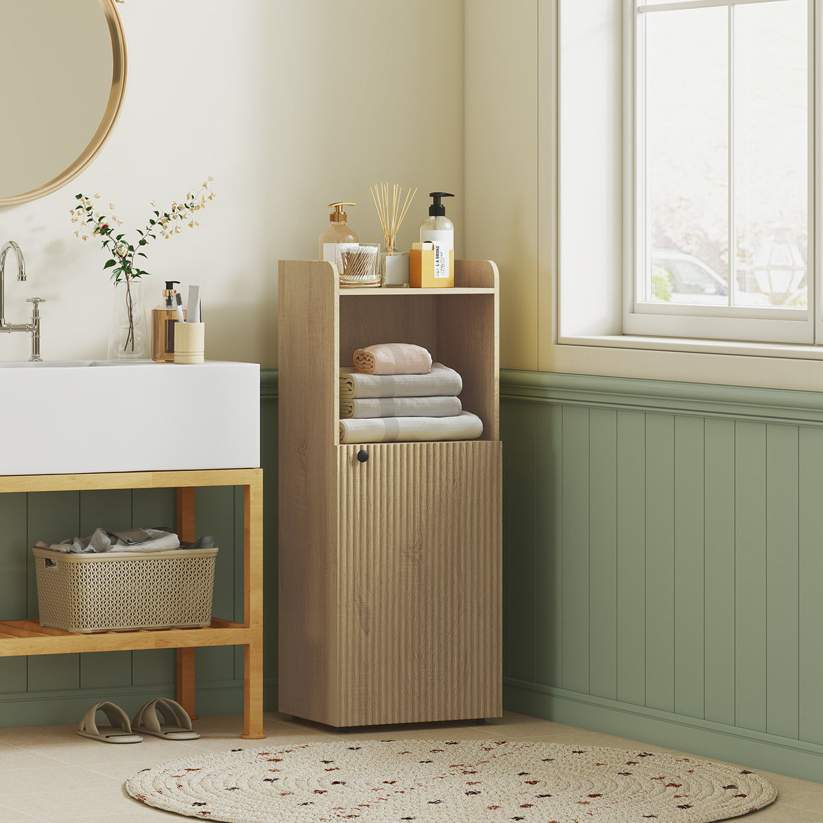 Badezimmerschrank mit offenem Fach und verstellbarem Regal