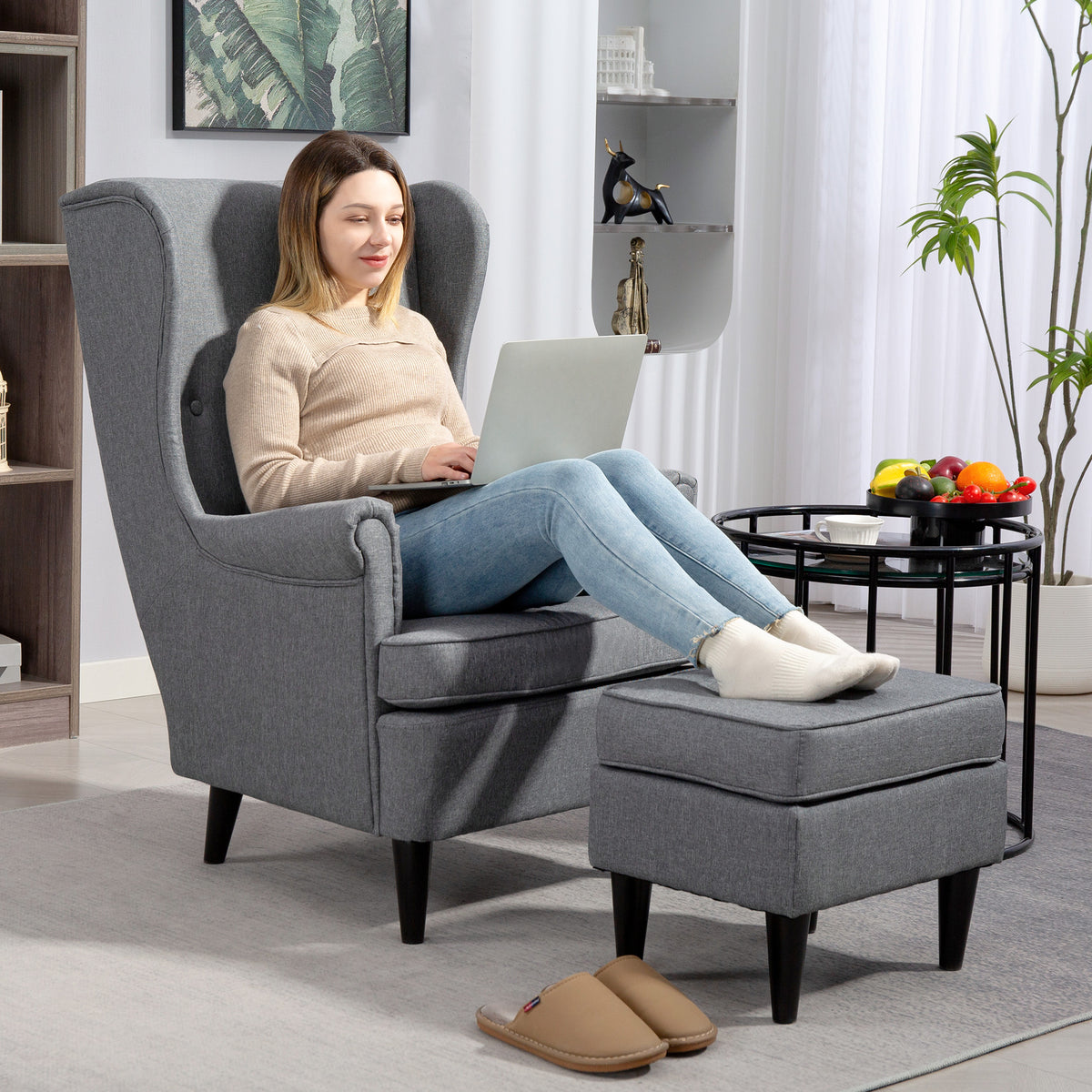 Ohrensessel mit Fußhocker und Knopfheftung