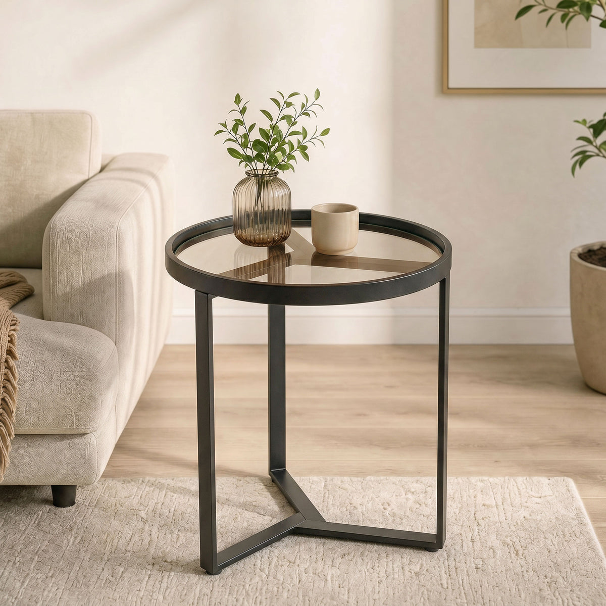 Runder Beistelltisch aus Metall und Glas