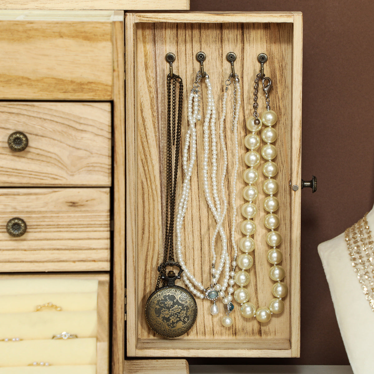 Schmuckbox aus Holz mit vier Ebenen und Spiegel