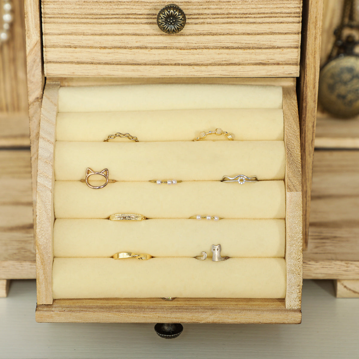 Schmuckbox aus Holz mit vier Ebenen und Spiegel