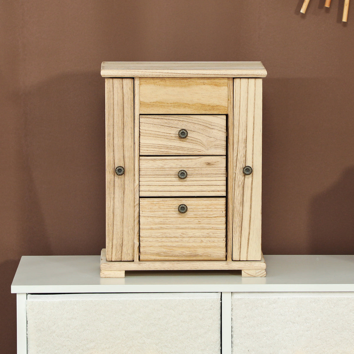 Schmuckbox aus Holz mit vier Ebenen und Spiegel