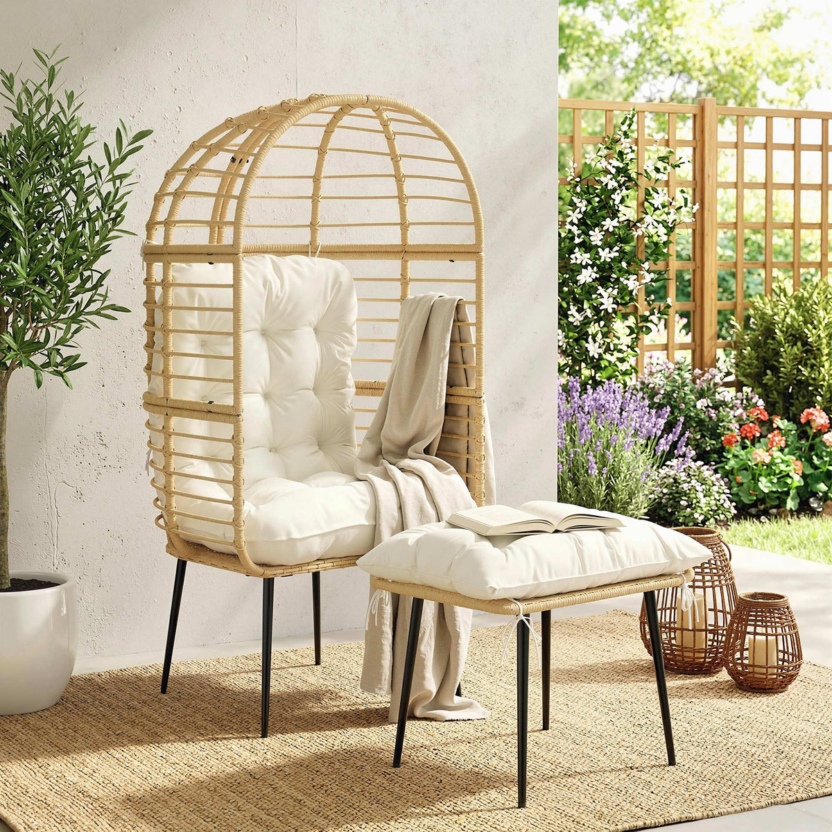Rattan-Eiersessel mit Fußhocker und Kissen