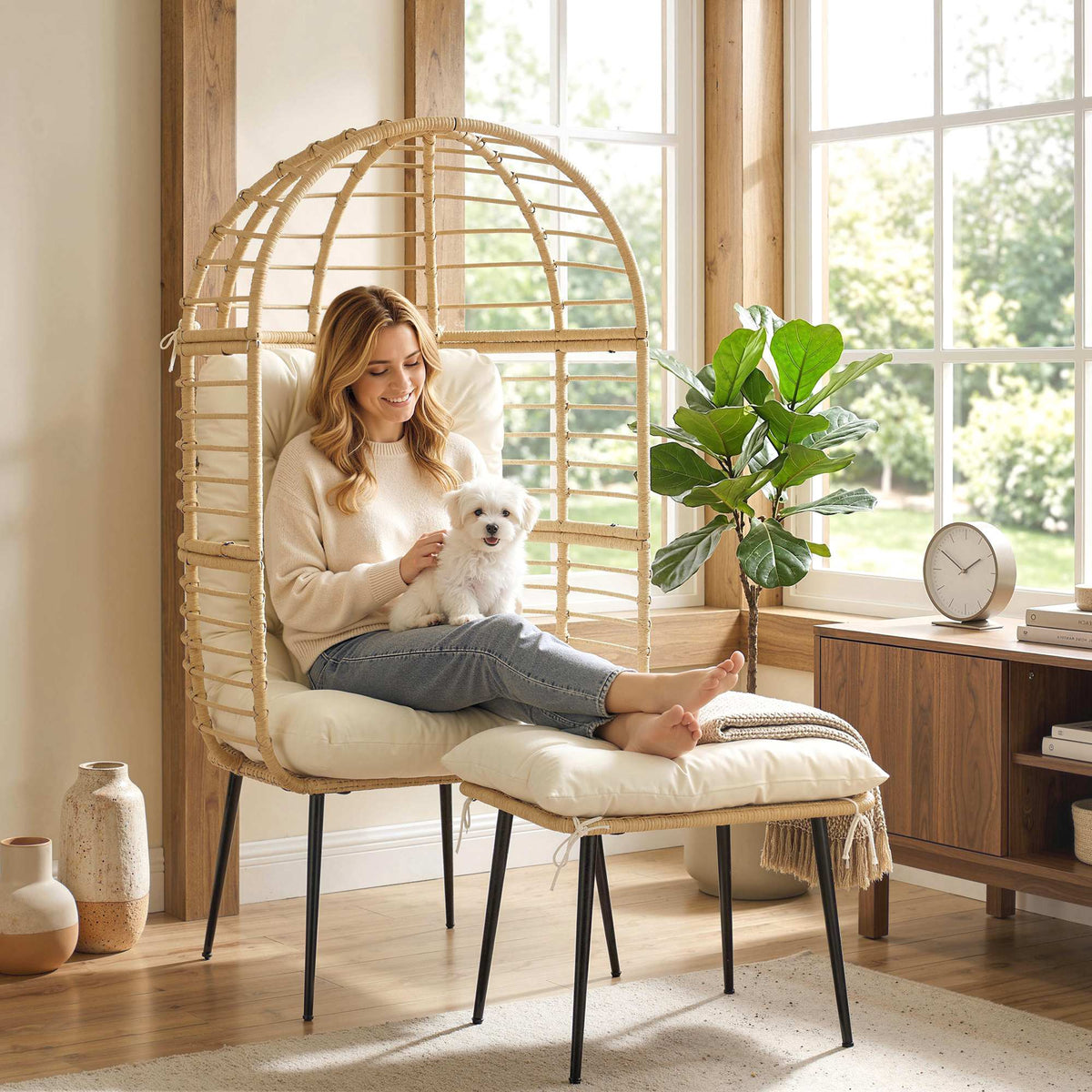 Rattan-Eiersessel mit Fußhocker und Kissen