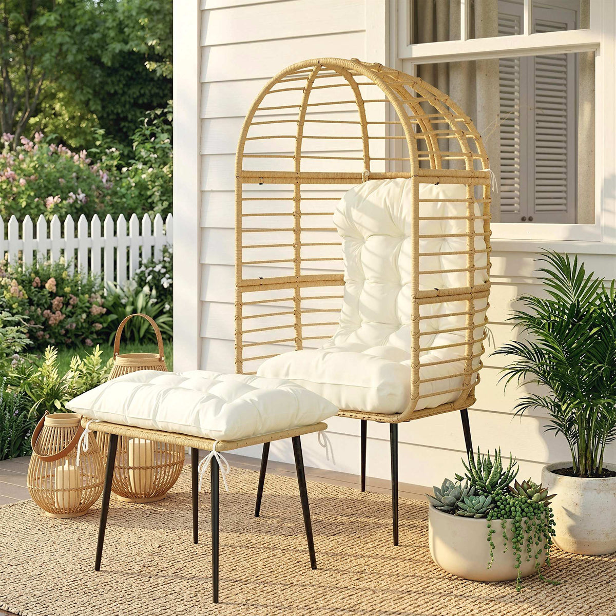 Rattan-Eiersessel mit Fußhocker und Kissen