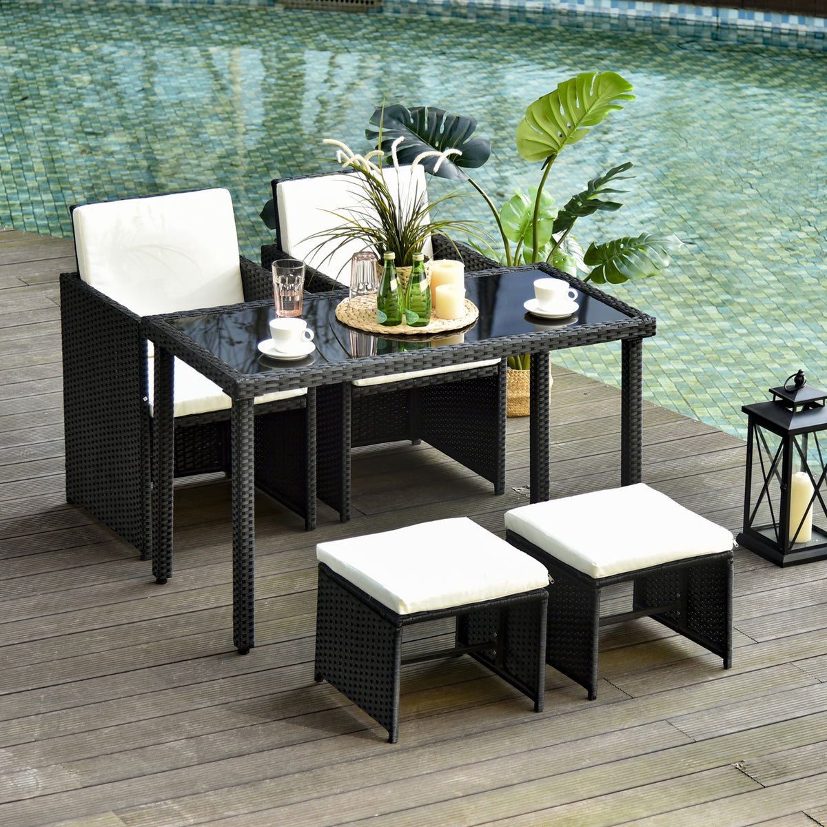 Polyrattan-Sitzgruppe mit Tisch, Stühlen und Hockern