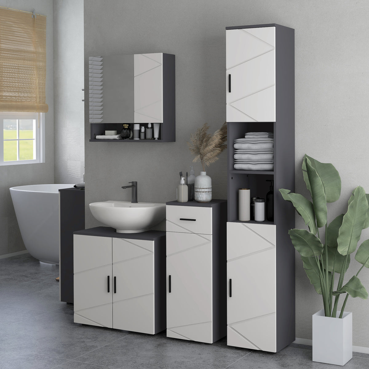 Schmaler Badezimmerschrank mit verstellbaren Einlegeböden