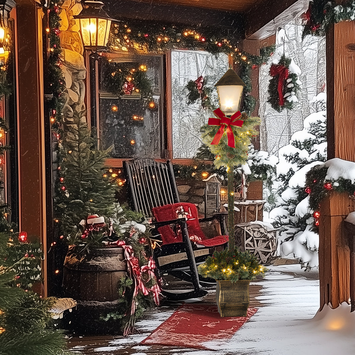 Weihnachtslaterne mit LED-Lichtern und Tannenzweigen