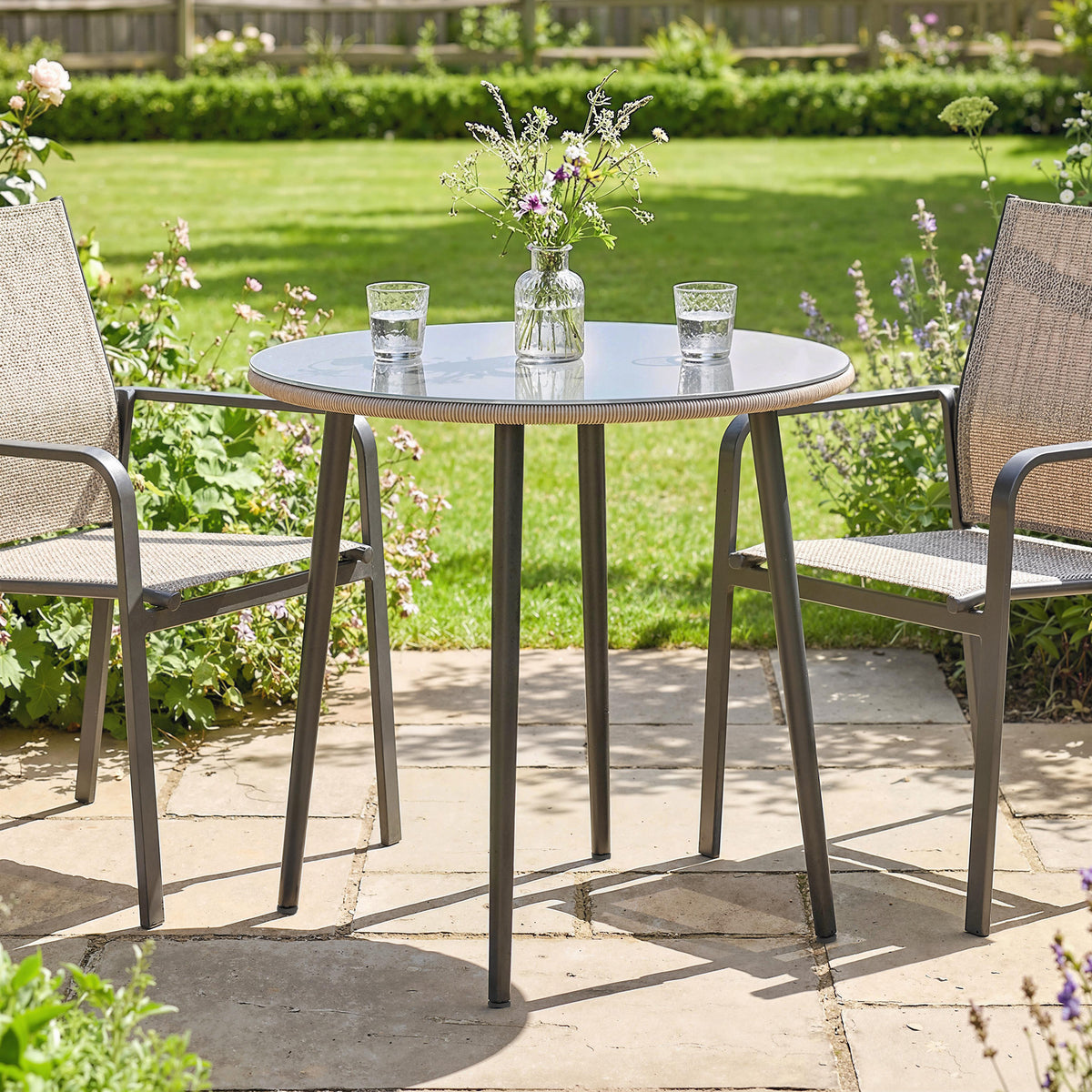 Runder Gartentisch aus Stahl mit Glasplatte