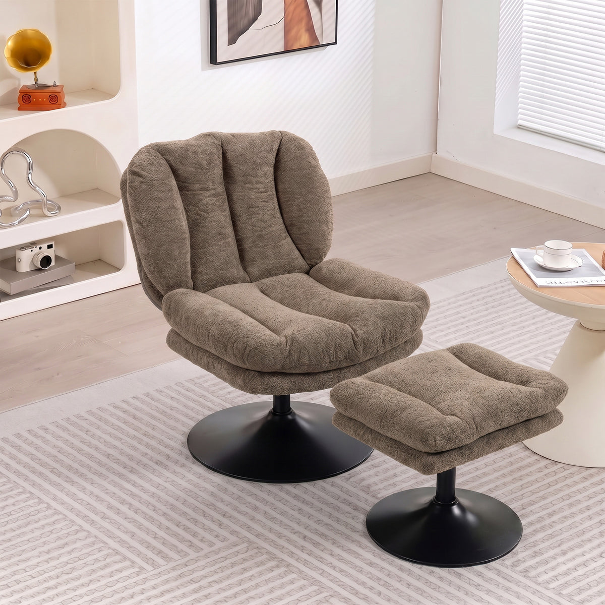 Drehbarer Loungesessel mit Hocker und Samtbezug