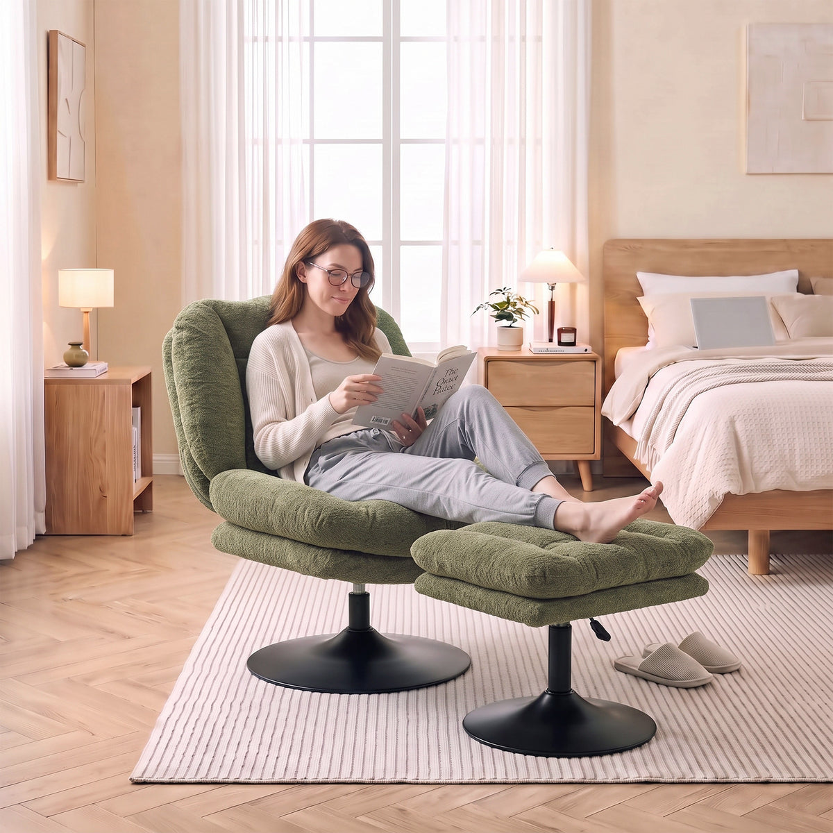 Drehbarer Loungesessel mit Hocker und Samtbezug