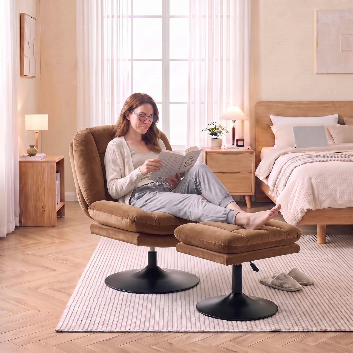Drehbarer Loungesessel mit Hocker und Samtbezug