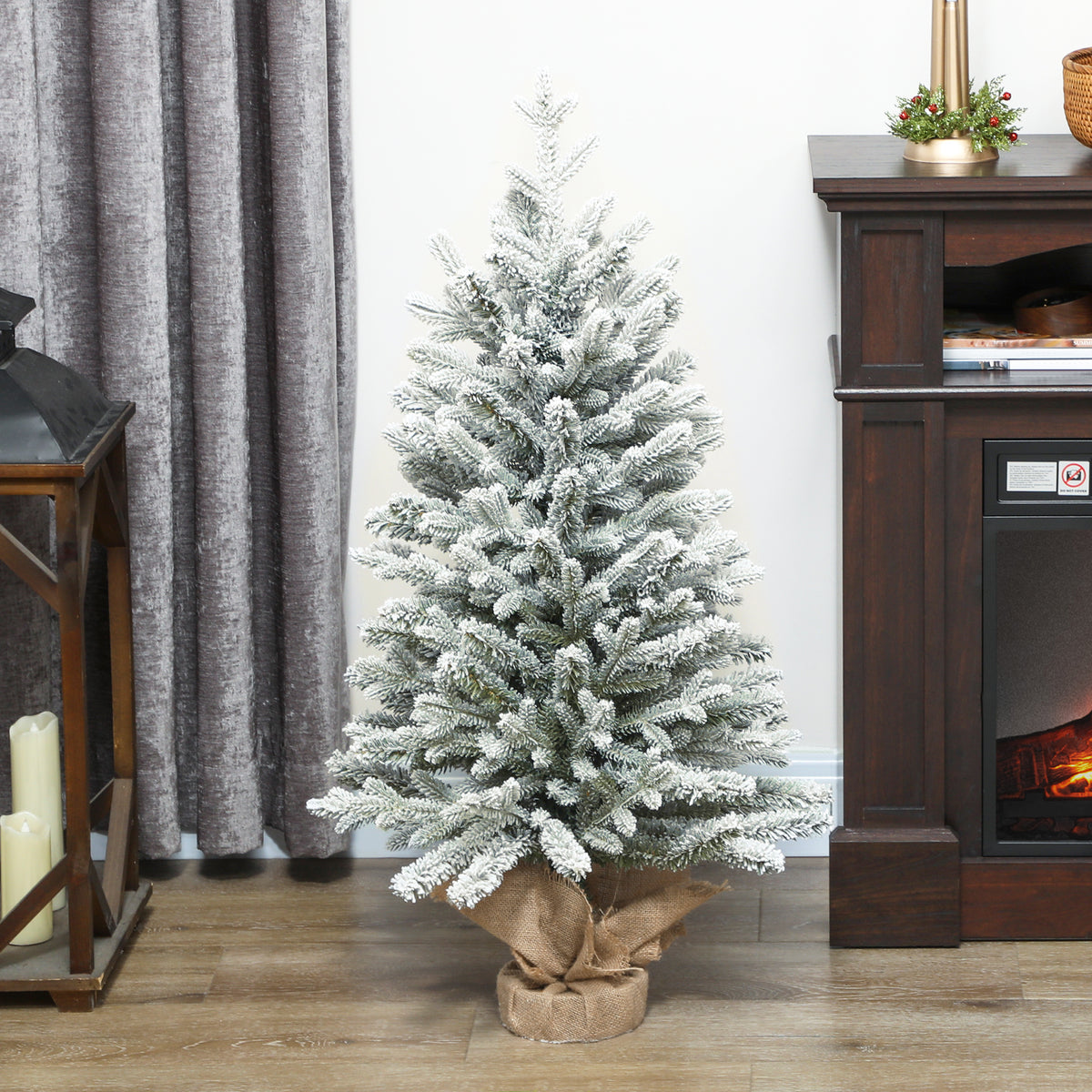 Künstlicher Weihnachtsbaum mit Schnee