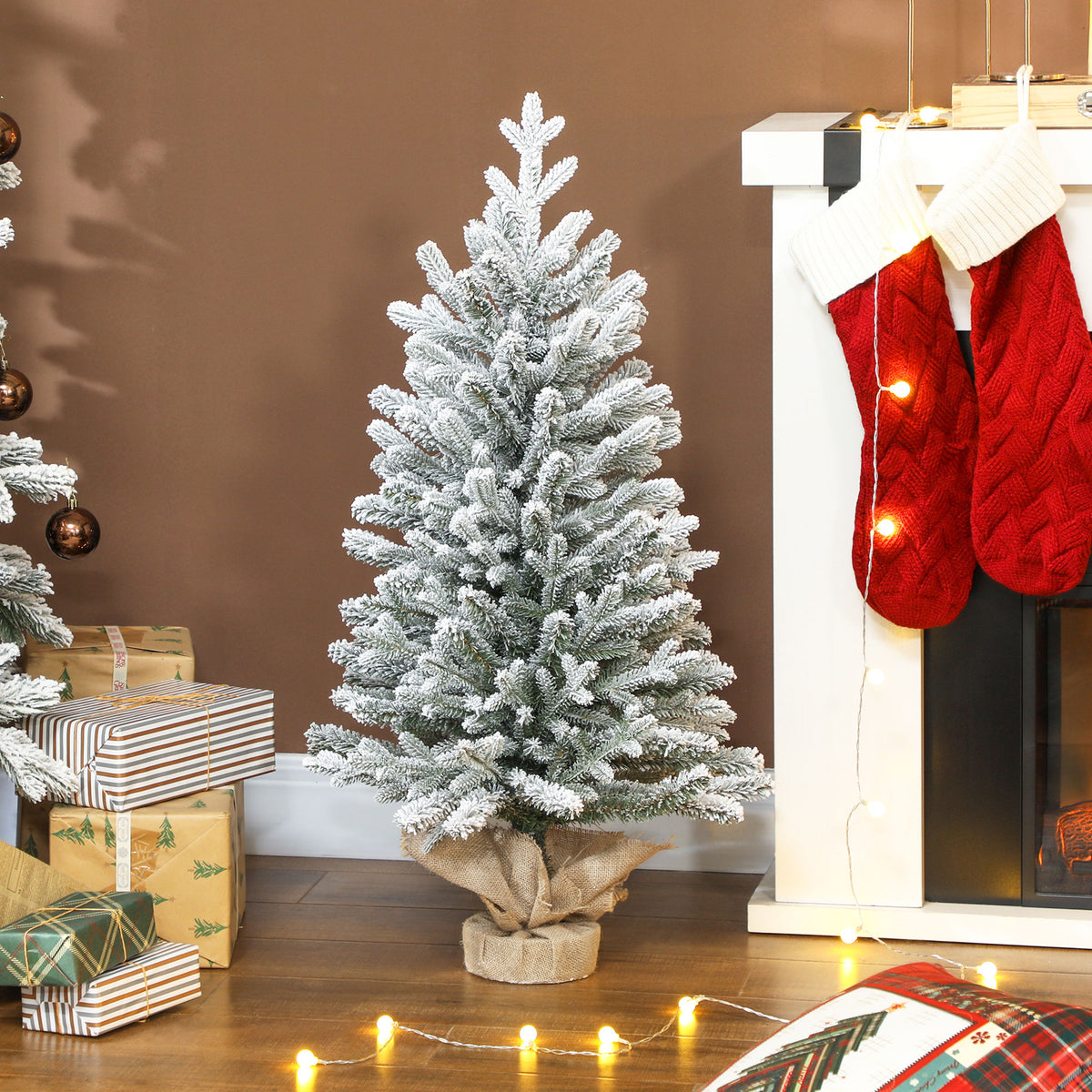 Künstlicher Weihnachtsbaum mit Schnee