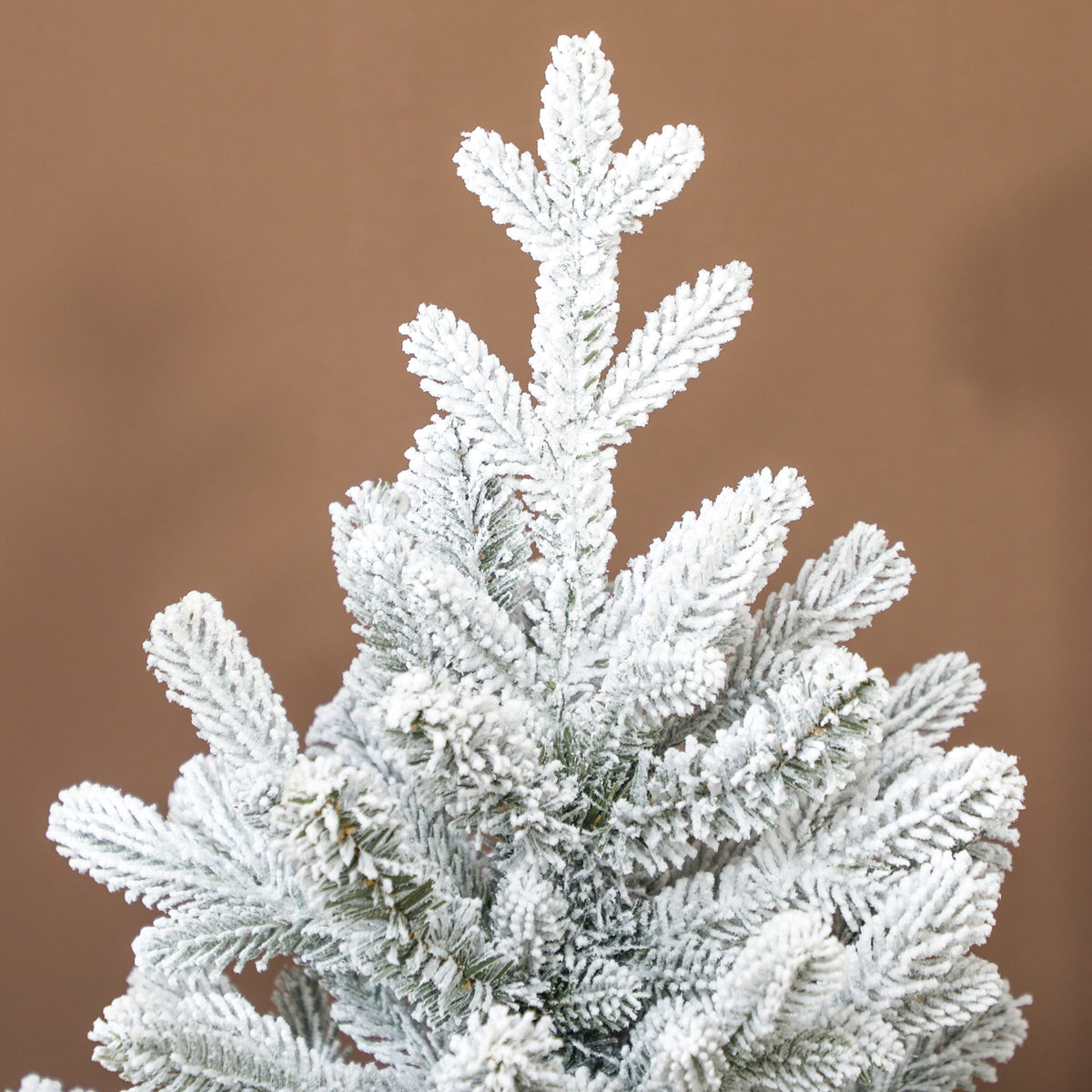 Künstlicher Weihnachtsbaum mit Schnee