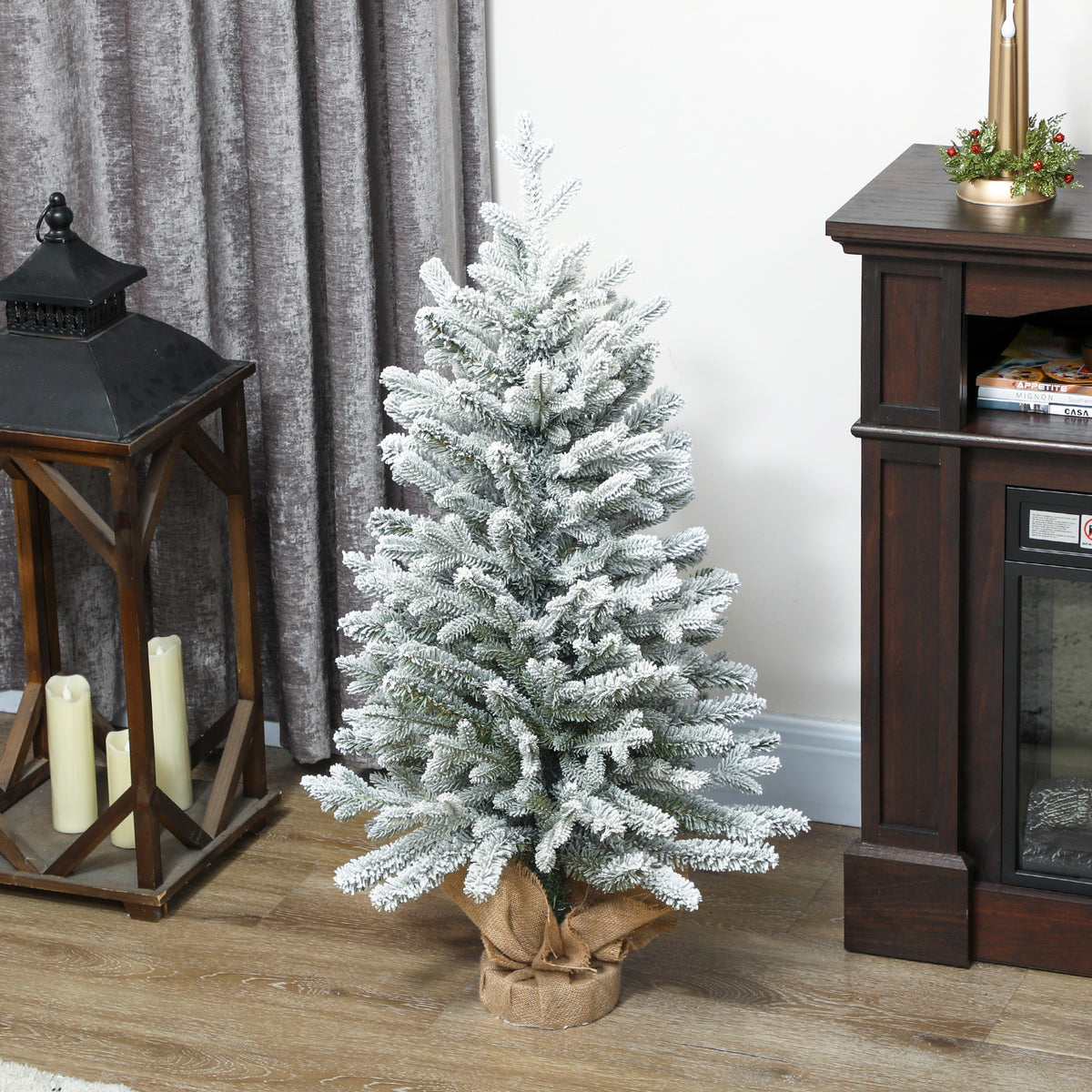 Künstlicher Weihnachtsbaum mit Schnee