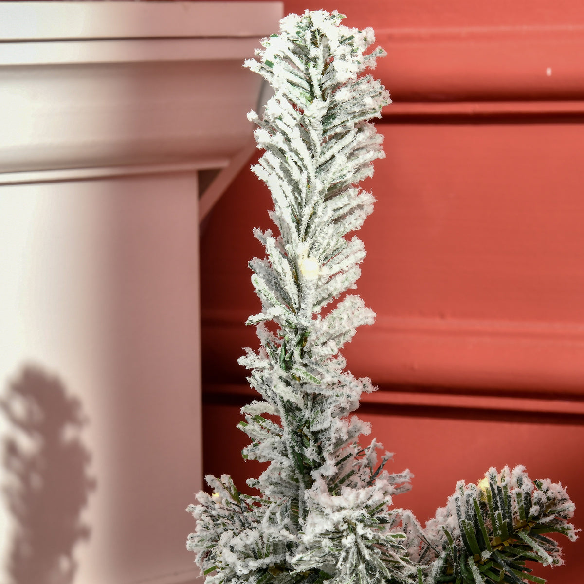 Künstlicher Mini-Weihnachtsbaum mit Schneeeffekt