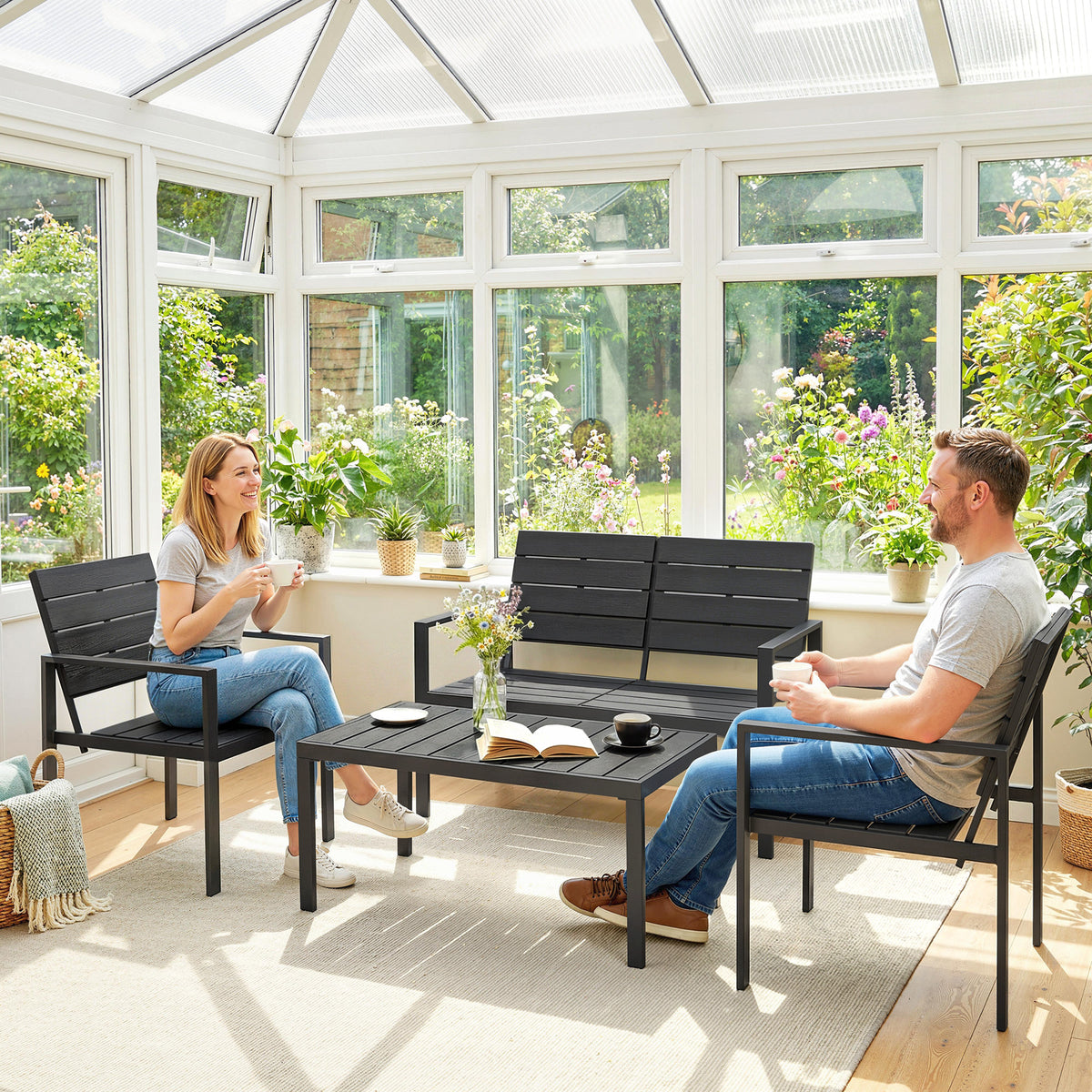 Gartenmöbel-Set mit Sofa, Sesseln und Tisch