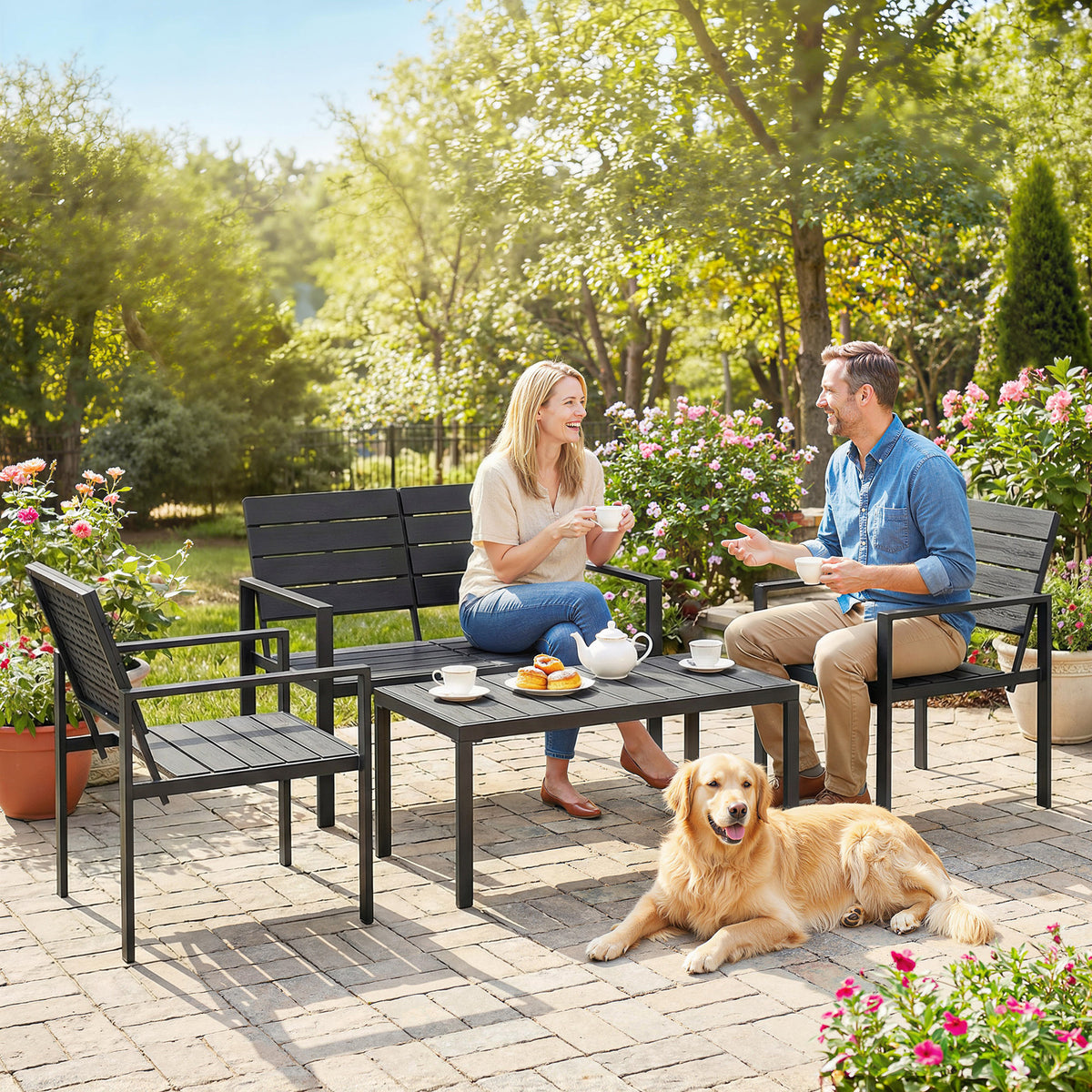 Gartenmöbel-Set mit Sofa, Sesseln und Tisch