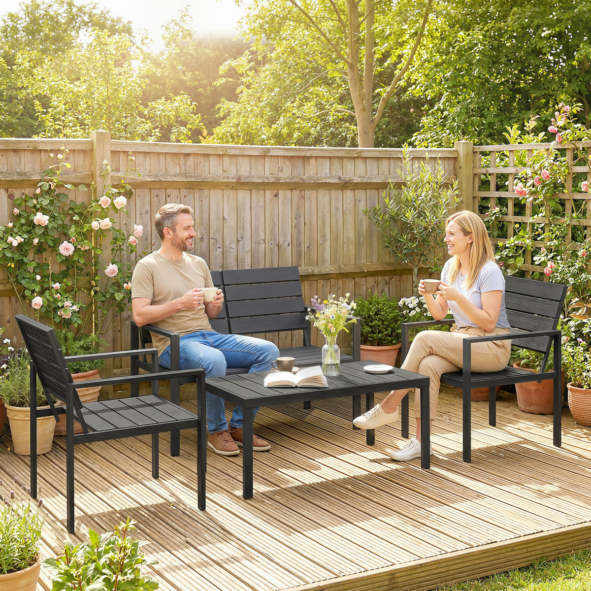 Gartenmöbel-Set mit Sofa, Sesseln und Tisch