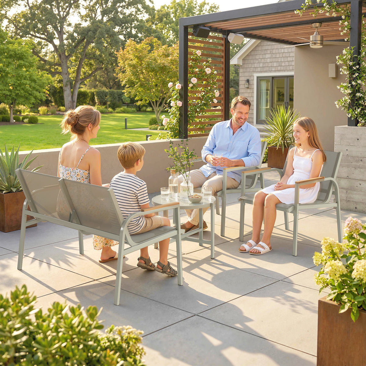 Gartenmöbel-Set mit Sofa, Sesseln und Tisch