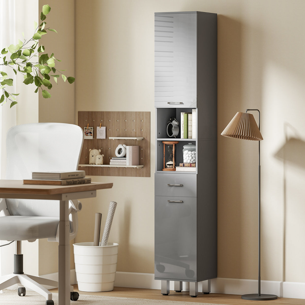 Schmaler Badezimmerschrank mit Schublade und Regalen