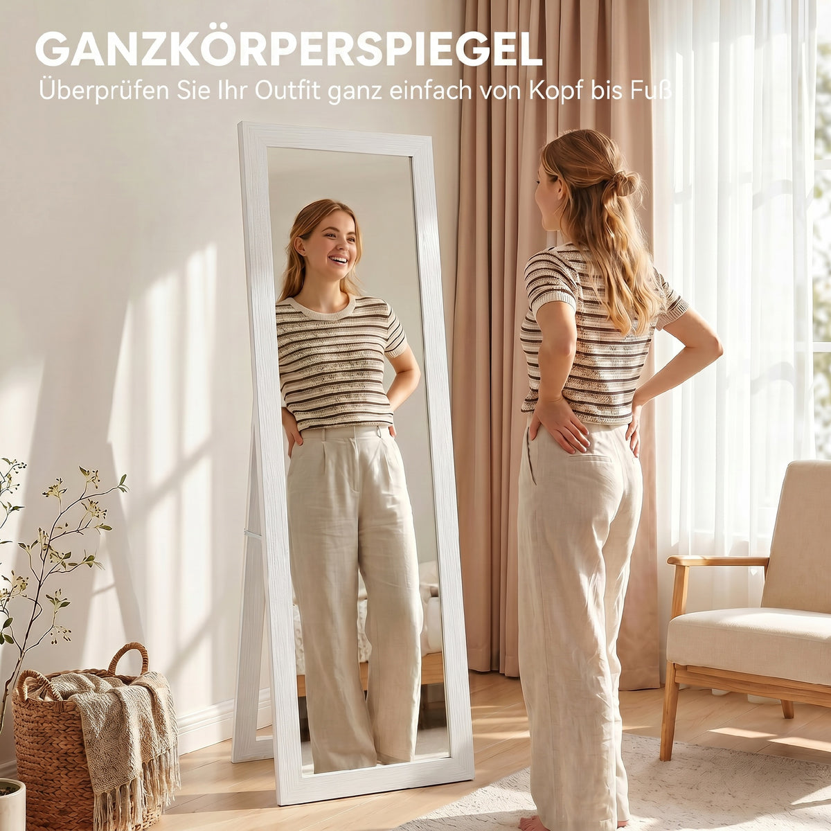 Weißer Standspiegel mit Holzmaserung