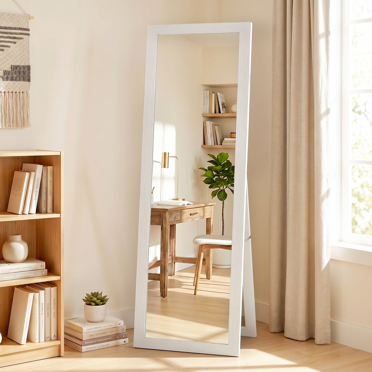 Weißer Standspiegel mit Holzmaserung