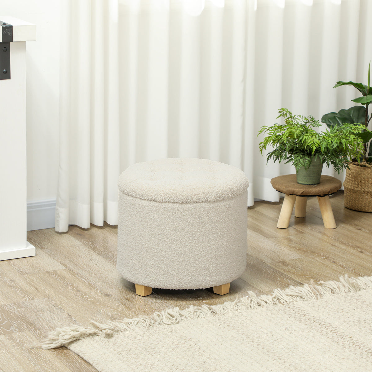 Runder Sitzhocker mit Stauraum und Holzbeinen