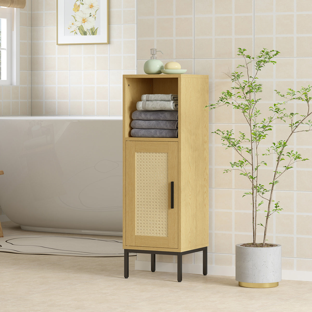 Schmaler Badezimmerschrank mit Rattantür