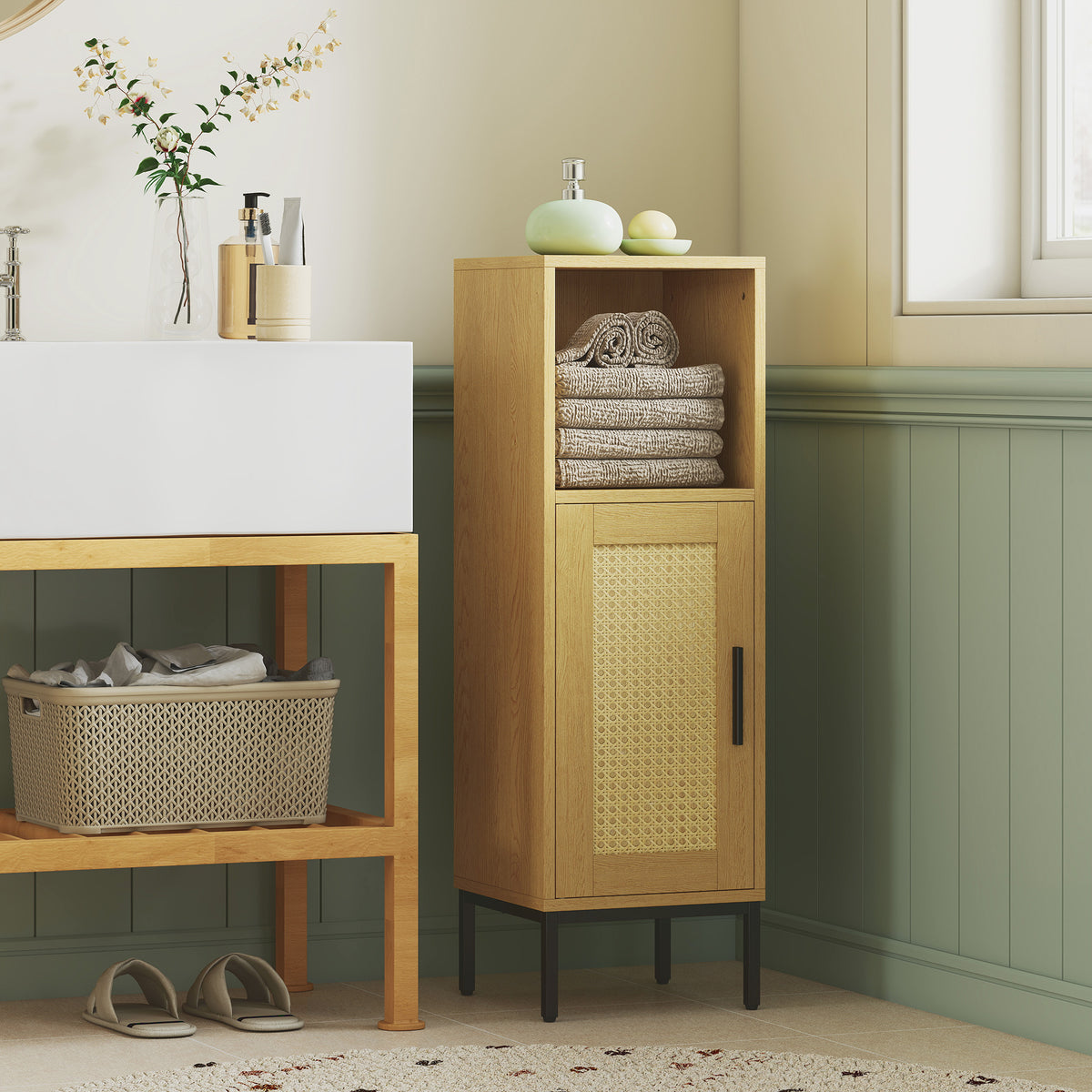 Schmaler Badezimmerschrank mit Rattantür