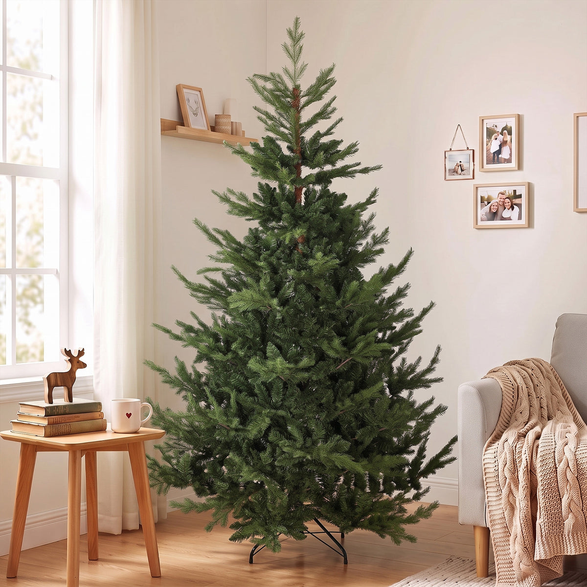 Künstlicher Weihnachtsbaum mit üppiger Form