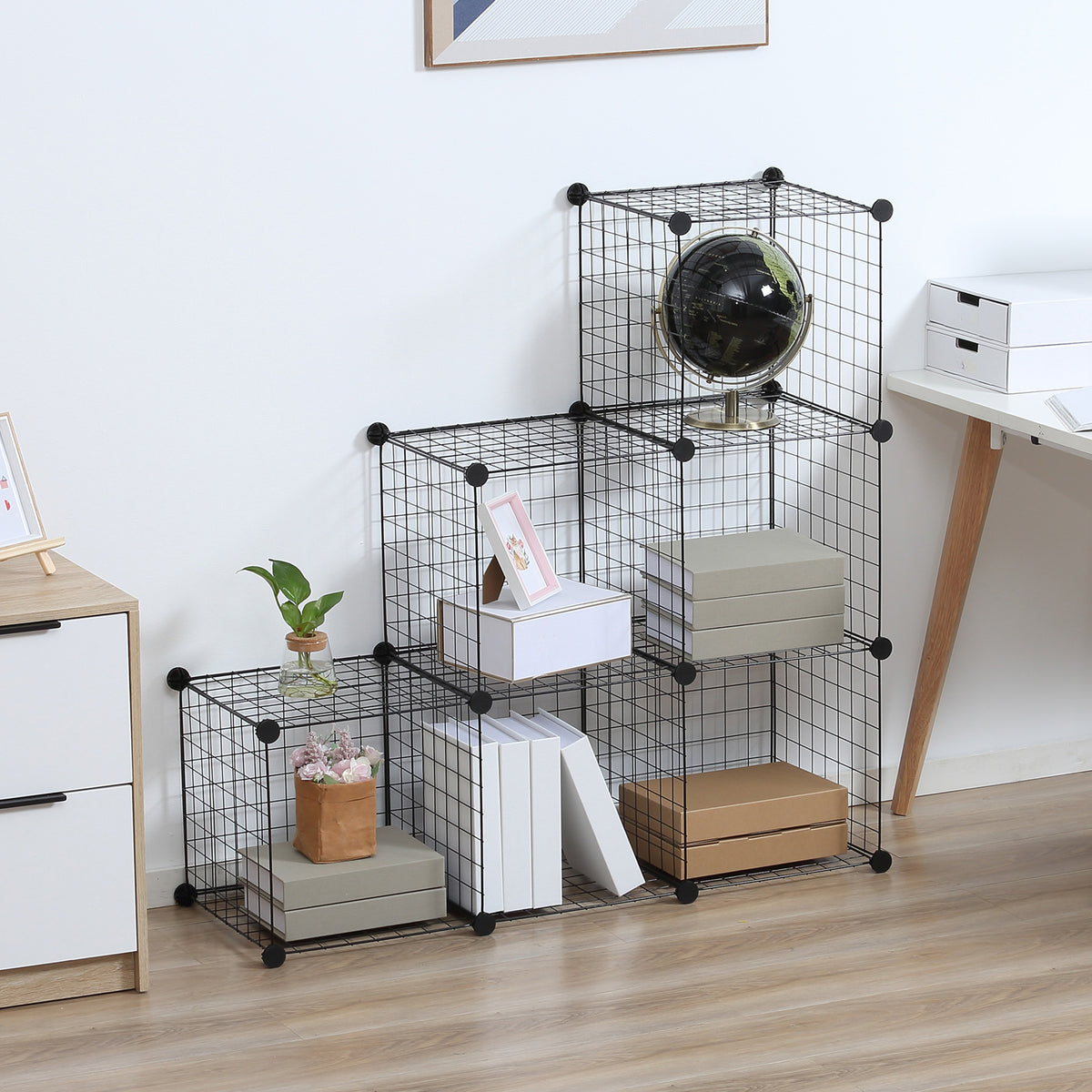 Modulares Steckregal aus Metall mit offenen Fächern