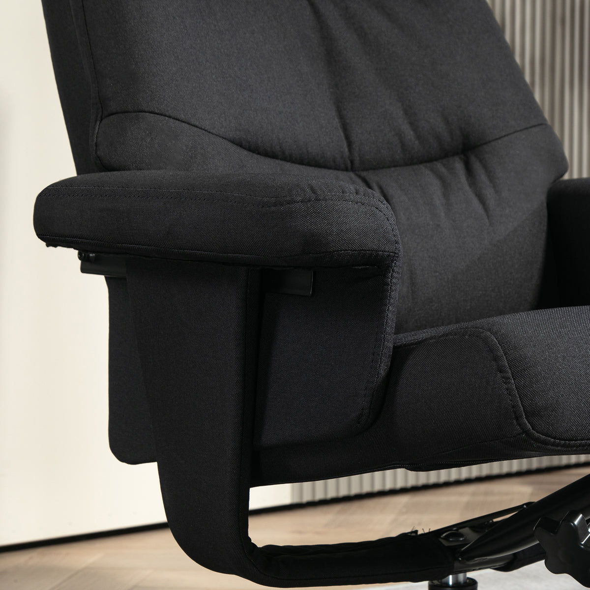 Relaxsessel mit Fußhocker und besonderen Funktionen