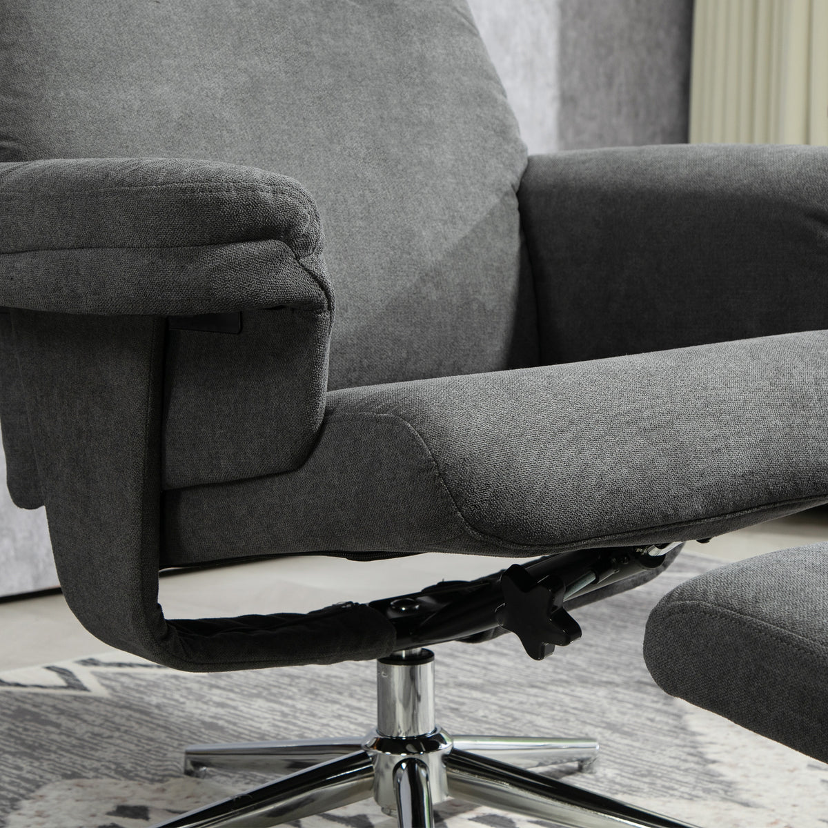 Relaxsessel mit Fußhocker und besonderen Funktionen