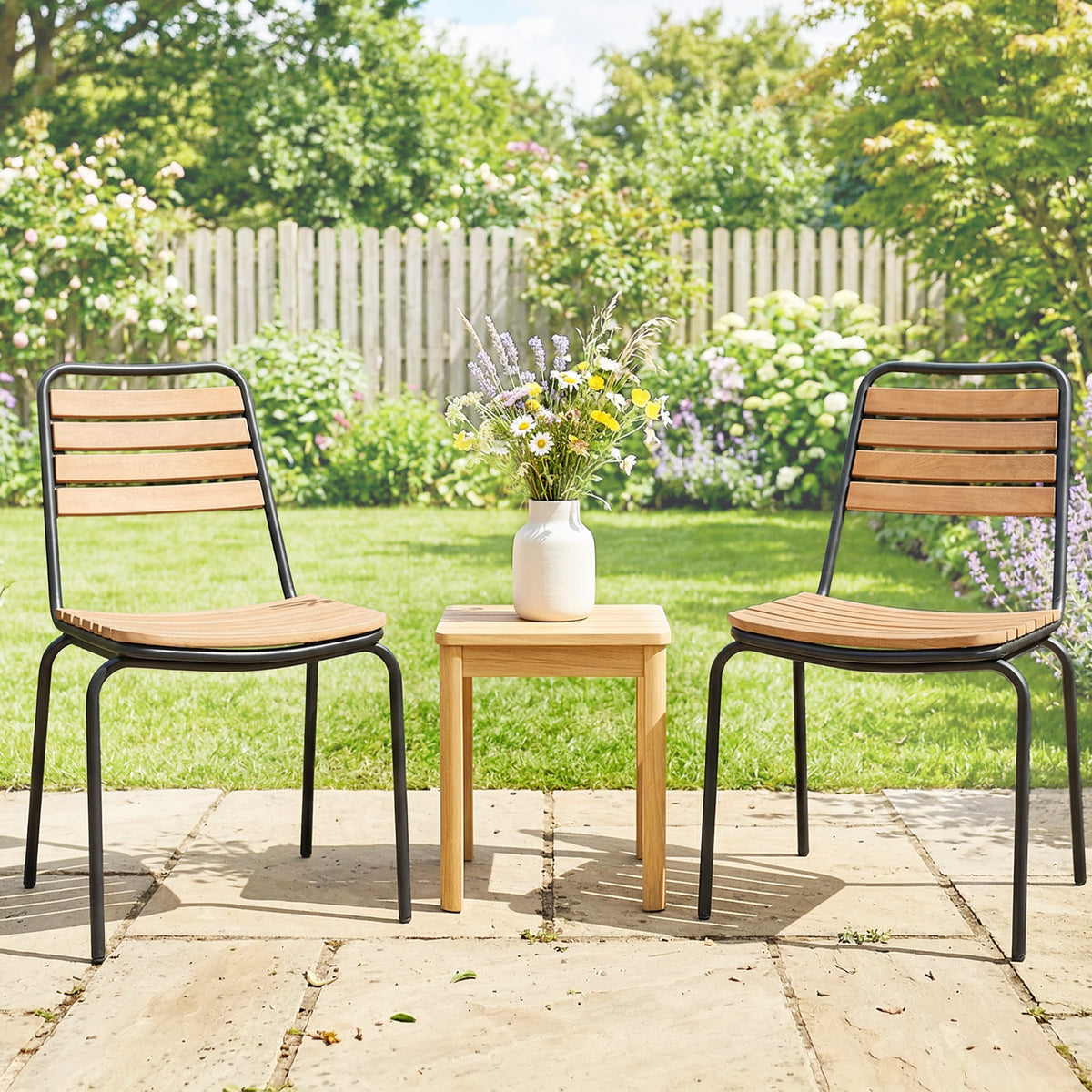 Gartenstuhl-Set aus Eukalyptusholz und Stahl