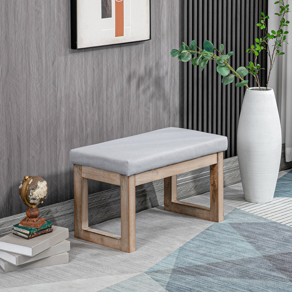 Gepolsterte Fußbank im Skandi-Design mit Holzbeinen
