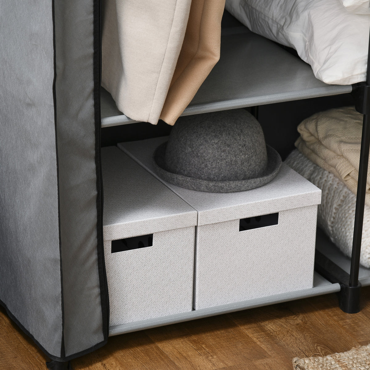 Stoffschrank mit Kleiderstange und Einlegeböden