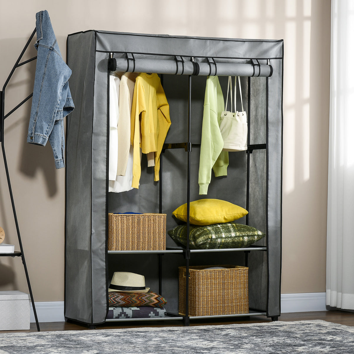 Stoffschrank mit Kleiderstange und Einlegeböden