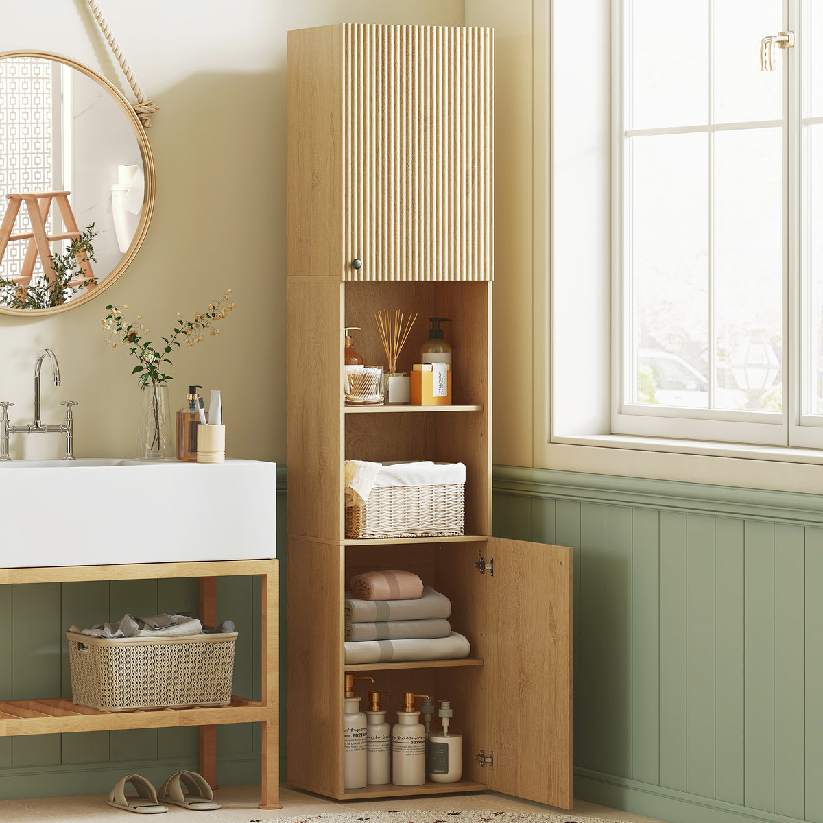 Schmaler Badezimmerschrank mit offenen Ablagen