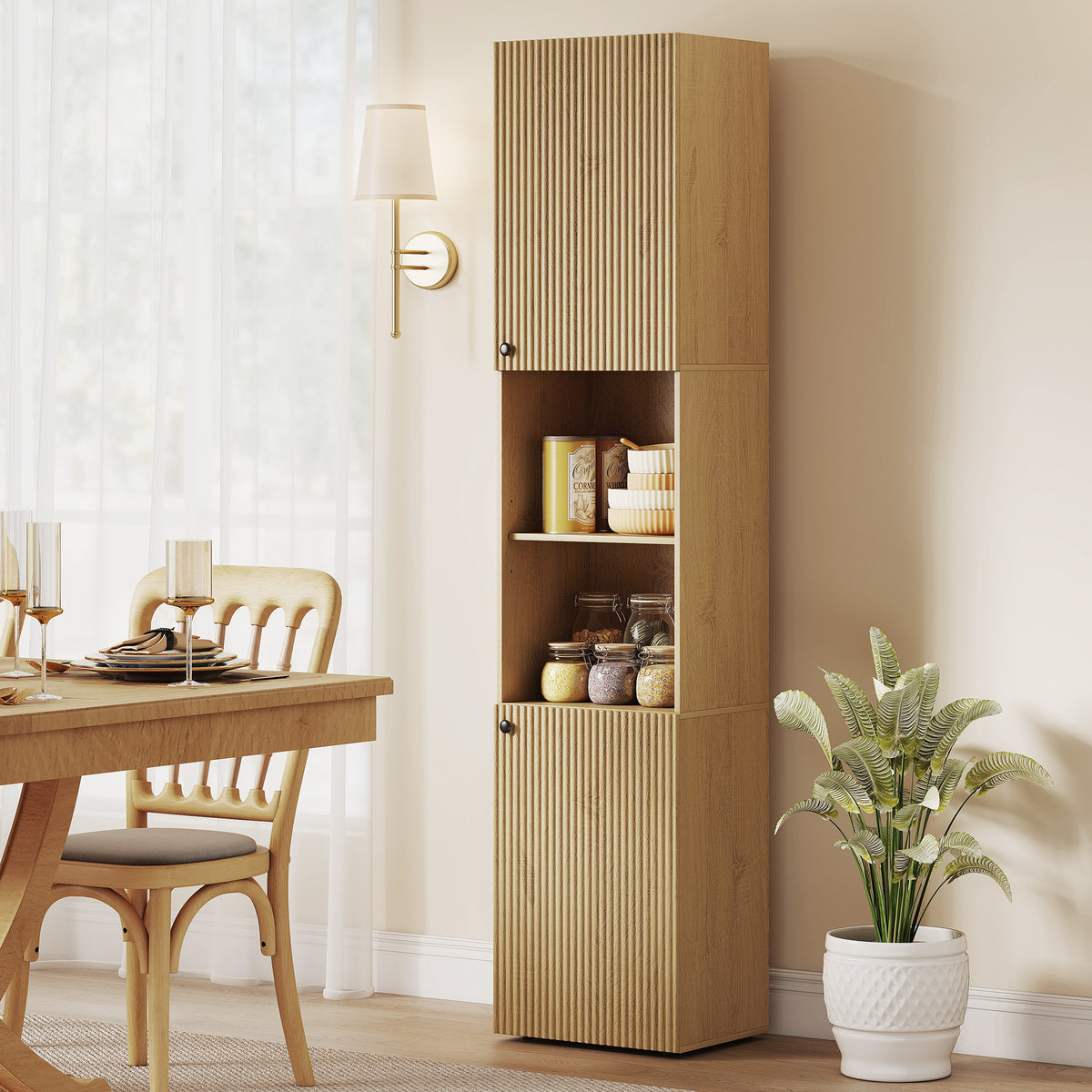 Schmaler Badezimmerschrank mit offenen Ablagen