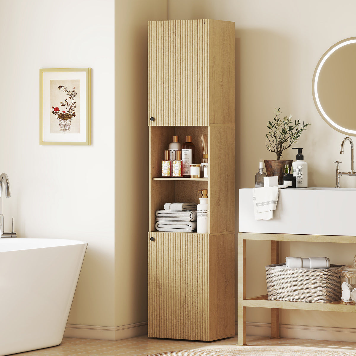 Schmaler Badezimmerschrank mit offenen Ablagen