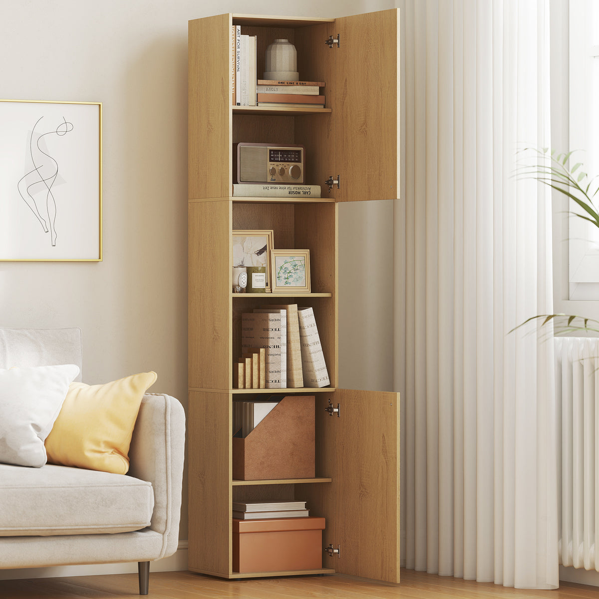 Schmaler Badezimmerschrank mit offenen Ablagen