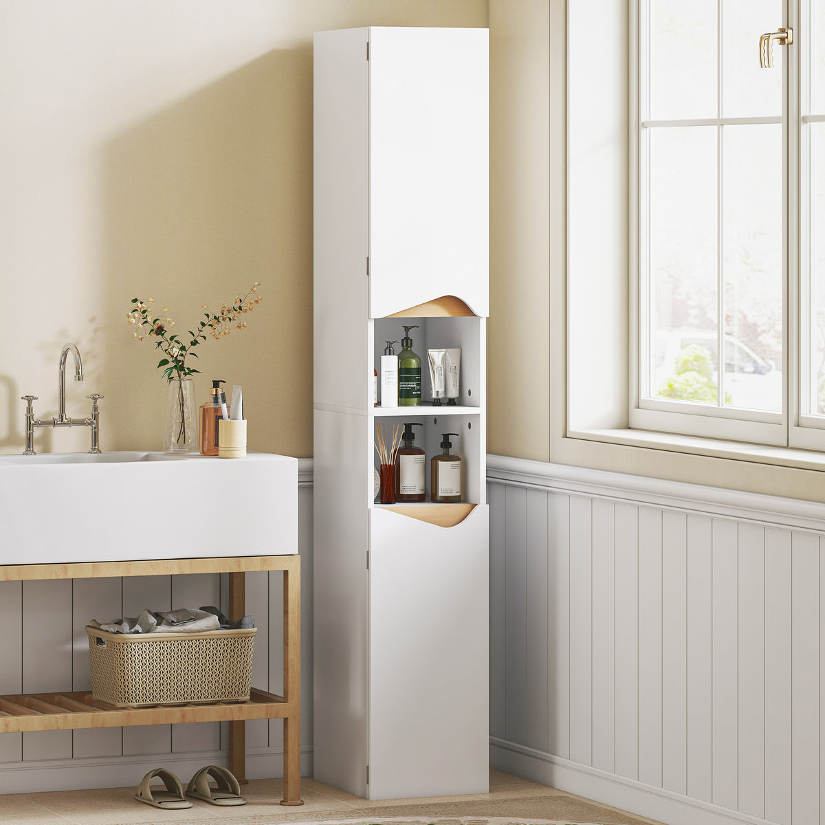 Schmaler Badezimmerschrank mit 2 Türen