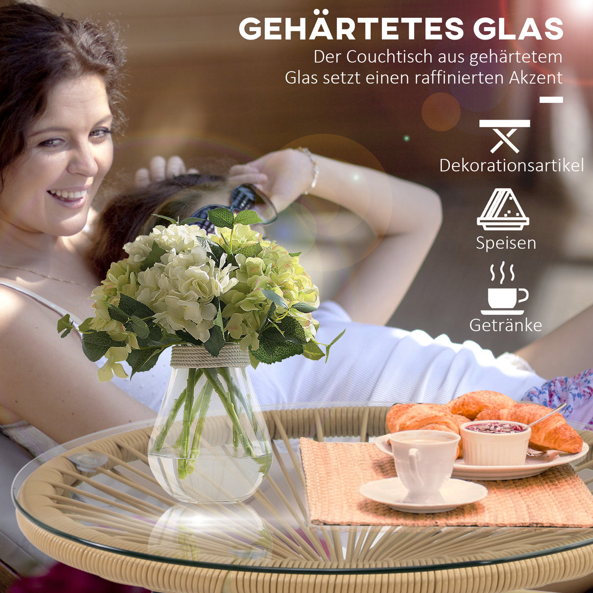 Rattan-Beistelltisch mit Glasplatte im Boho-Stil