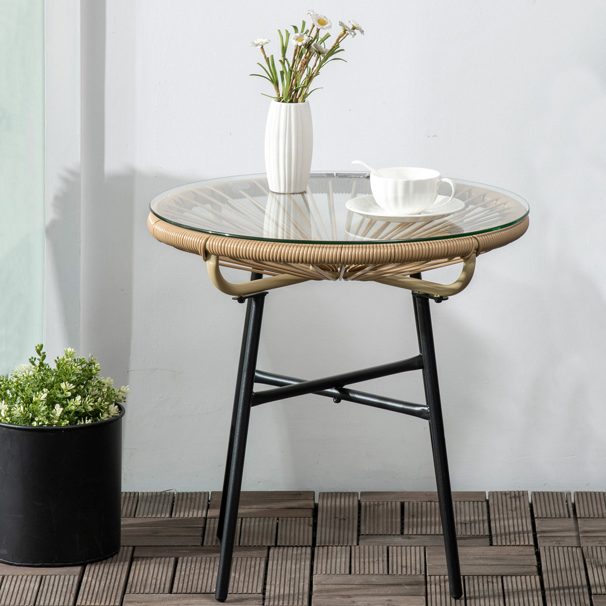 Rattan-Beistelltisch mit Glasplatte im Boho-Stil