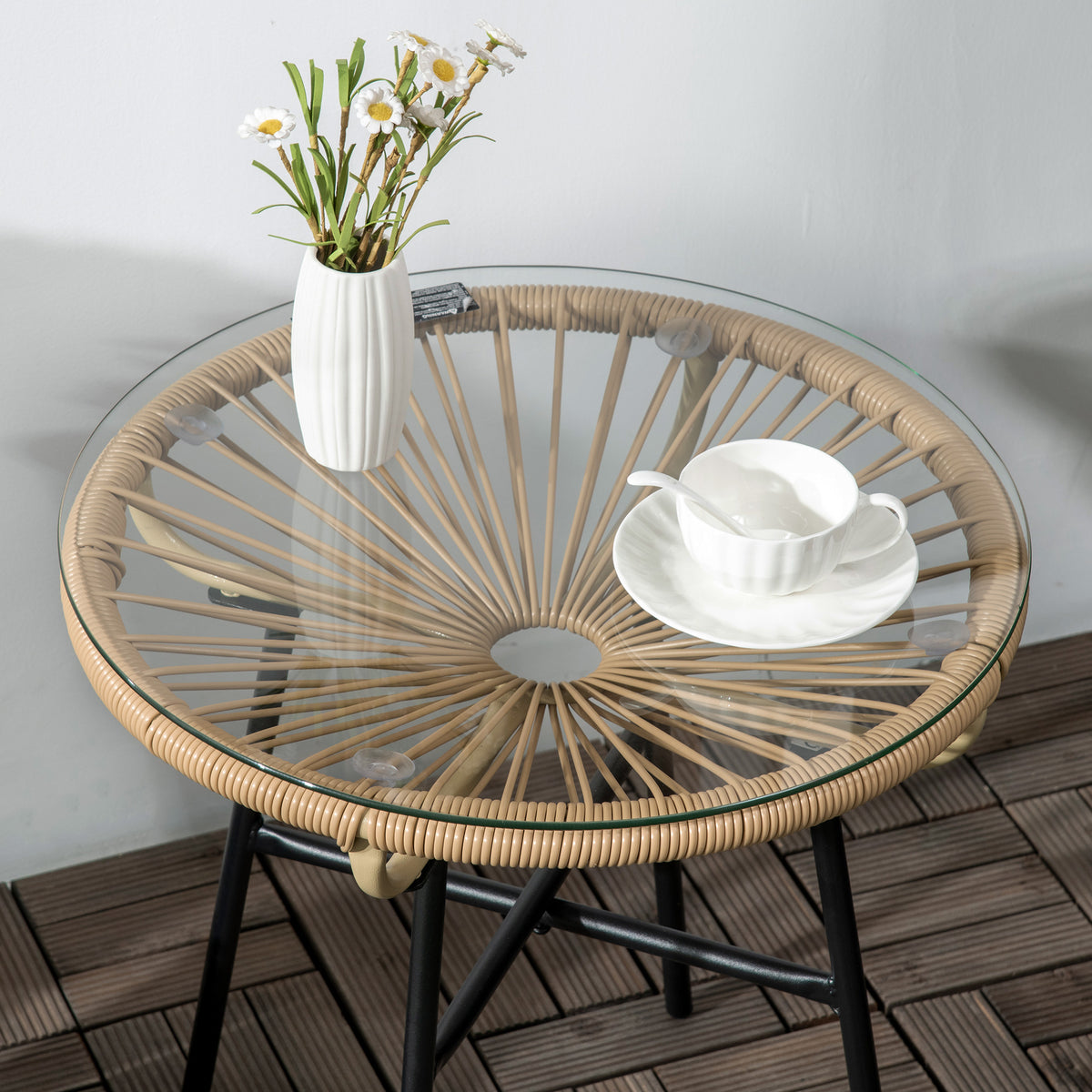 Rattan-Beistelltisch mit Glasplatte im Boho-Stil